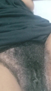 MILF Harig Poesje Natuurlijke Schoonheid - Volwassen Zelfvertrouwen, Authentiek Lichaam, Echte Amateurvibes