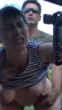Hinter den kulissen einer reifen sissy verführt zum outdoor-fick