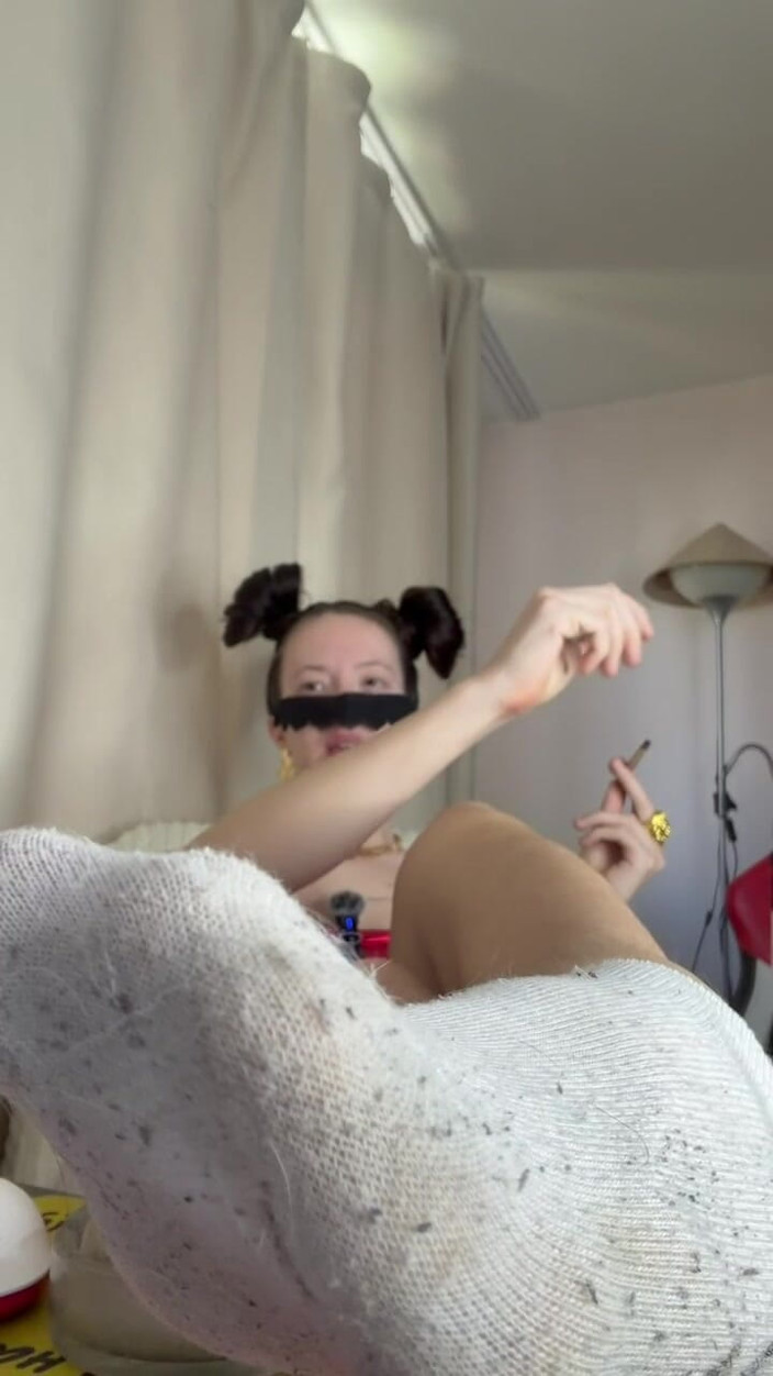 Skinny_lady69: Puant pour maîtresse - fumée de cigarette et fétiche coquin