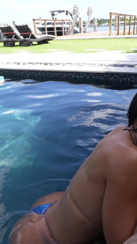 Schlampiger blowjob + zungenanal im pool
