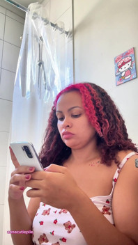 Gordita chica gassa en el baño matutino se tira pedos en momento de gas natural