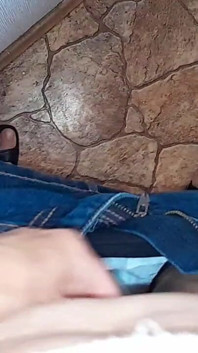 Sleduji svou sousedku jak masturbuje v kuchyni a já se k ní připojím