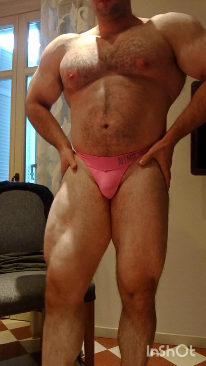 Markwolf: Bodybuilder Strips and Drinks His Fresh Cum From the Glass