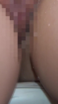 Sayo - une fonctionnaire simple et menue qui, déshabillée, a un corps pulpeux sexy avec de petits seins