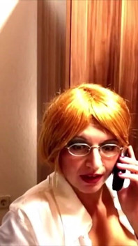 La secretaria se olvida de apagar la webcam después de la conferencia y luego el jefe se corre