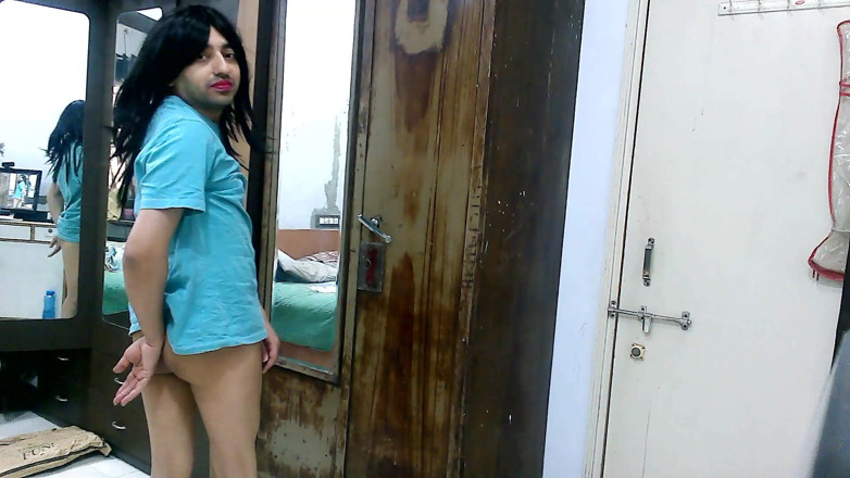 Cute & Nude Crossdresser: Doce maricas crossdresser femboy no loungewear do namorado.