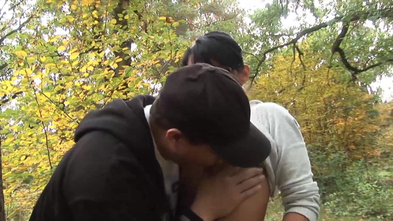 German amateur - 100% German hardcore videos: Spex holka potěší svého přítele venku