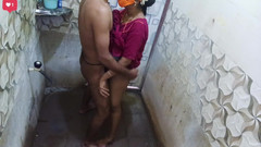 Mami4711: Une femme mariée indienne s’amuse dans la salle de bain...