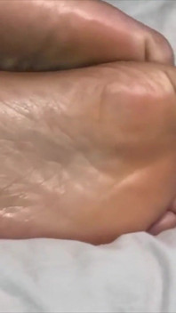 ฝ่าเท้ามันวาวยั่วน้ำลายไหล