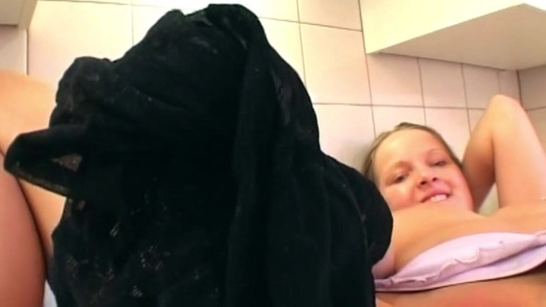 My German Amateurs: Cewek hot rambut pirang lagi asik muasin memeknya dan muasin...
