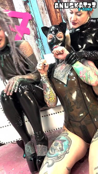 Bts podívejte se do natáčení latexových femdom klipů!