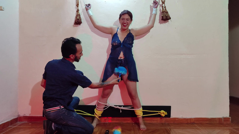 Queensofthefeet: Mężczyzna wiąże mnie liną z rąk i stóp, żeby łaskotać całe moje...