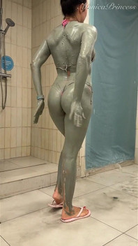 Vuile fantasie van mijn lichaam bedekt met modder in bikini