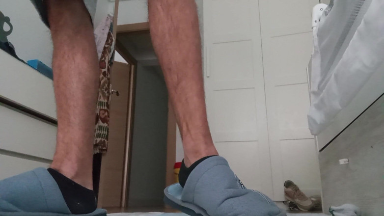 Elvissc: The Fitness Trainer Jerks off Inside His Pants and Shows...