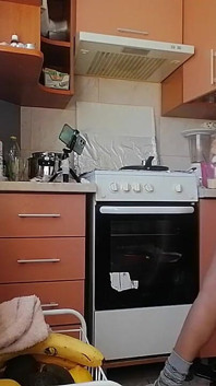 Mãe Sexy Prepara Café Da Manhã, Buceta Peluda, Peitões. Mulher Sexy Esvazia Casa