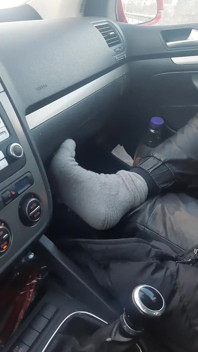 Große lippen rauchen in autolederhosen
