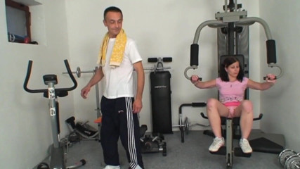 Naughty family: Eine junge schlampe wird von einem älteren mann im fitnessstudio gefickt