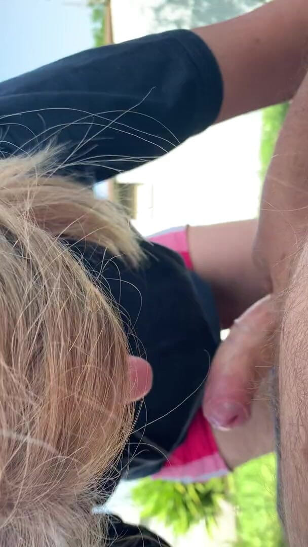 Timidastella: Mamada y garganta profunda al aire libre de rubia sexy...