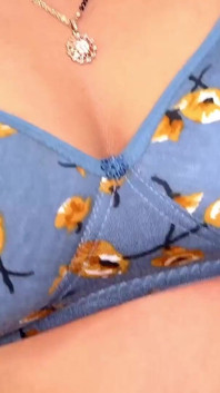 Komal had haar kont bij de kont van haar stiefbroer genomen