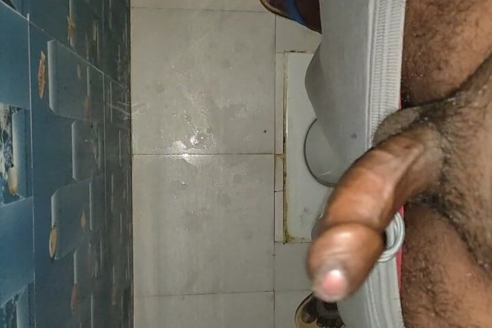 uthapparobin: Une bite desi se masturbe dans la salle de bain