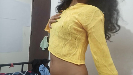 desigirl93: यह गर्मी है और मैं गर्मी के साथ गर्म हो रही हूं