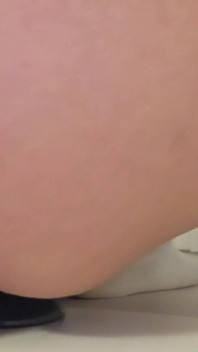 Analna masturbacja dildo z białymi skarpetkami