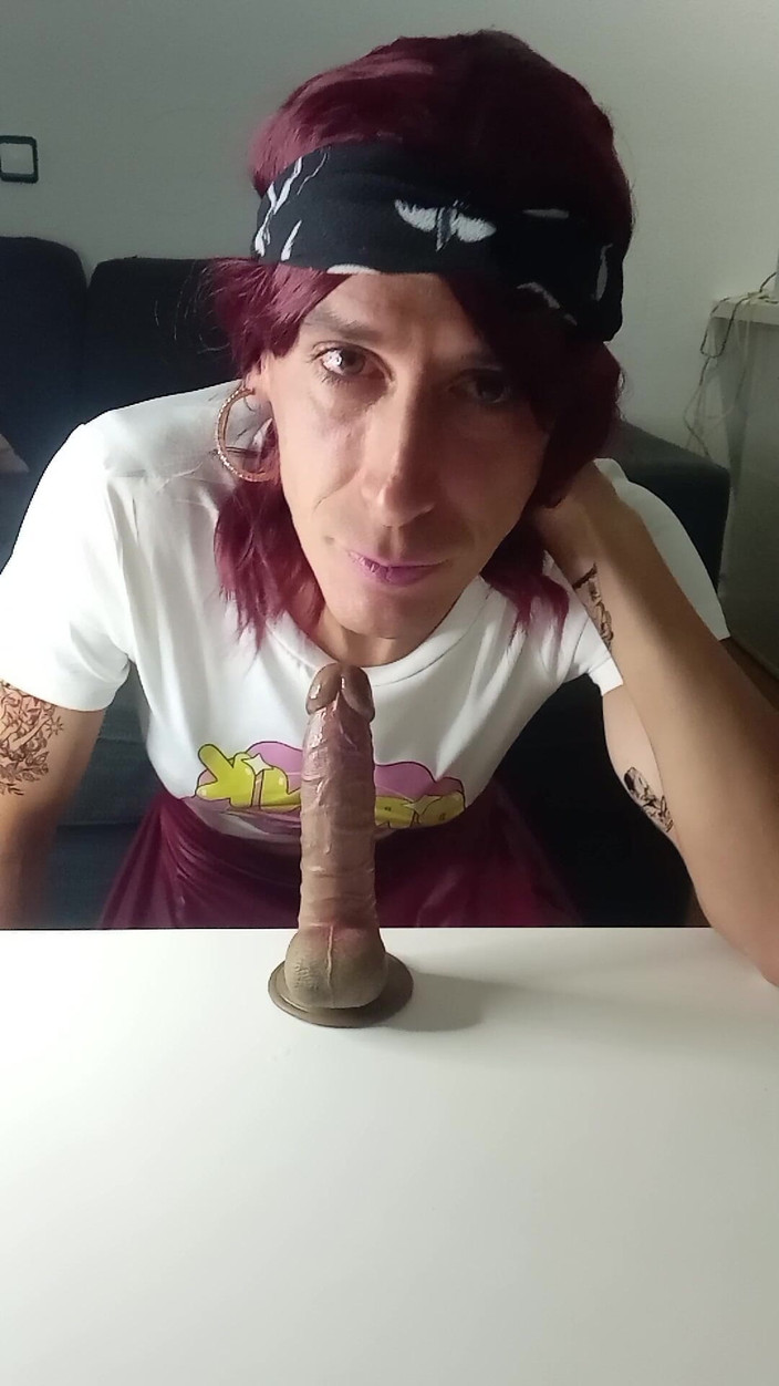 Penelopene27: Crossdresser Gola Profonda