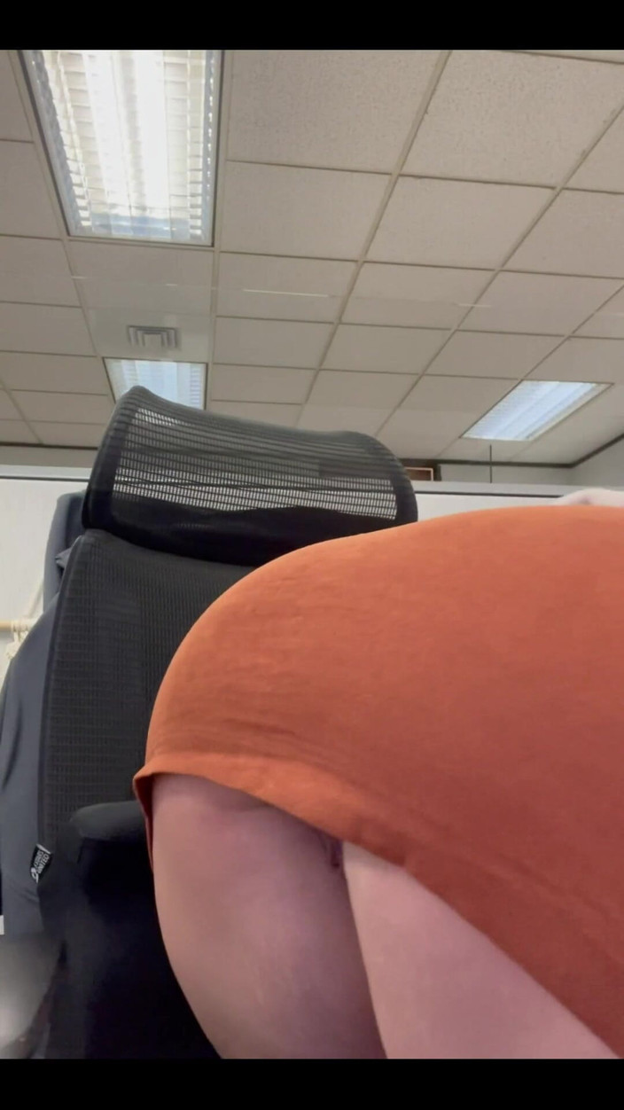 Josie Jaxxon: Masturbándose en la oficina