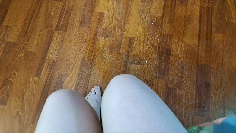 Lady Inari: Cavalco Su Una Sedia Su Un Pavimento Imbevuto Di Sapone