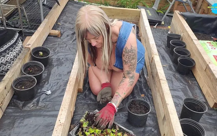 Willy Wanker's filth factory: BBW Housewife's Gardening Time
