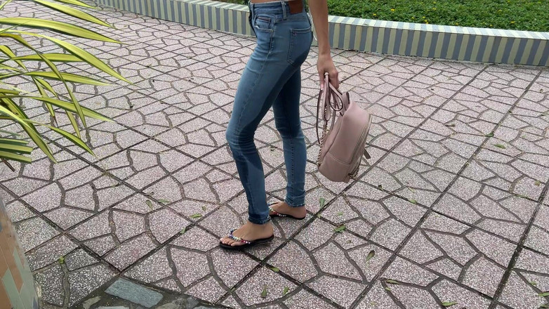 Katty West: Publiczne mokre dżinsy w parku w pobliżu plaży