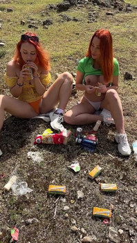 Pique-avec ma copine dans la forêt et laissez beaucoup d’ordures