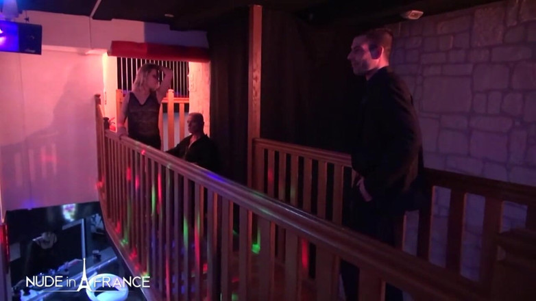Nude in France: Incontro di club per una giovane e vogliosa ragazza bionda.