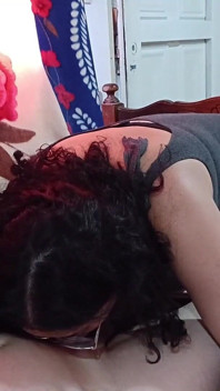 Ero stanco quindi la mia sorellastra mi ha fatto un delizioso pompino per farmi rilassare. Parte 1