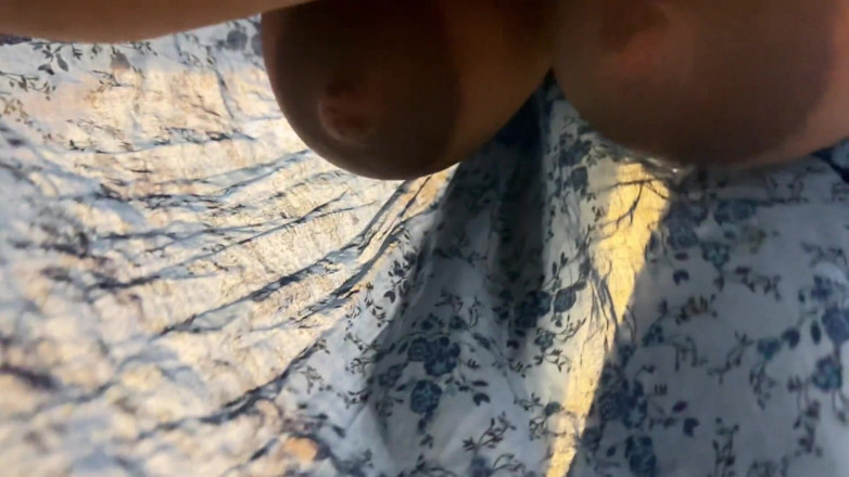 Aria Mia: Enormes tetas lechosas colgantes y culo caliente tía musulmana indonesia...