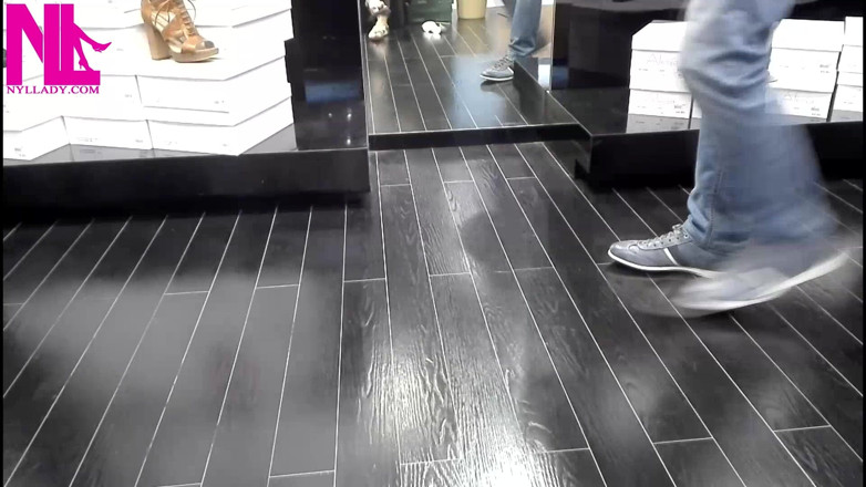 Nyllady: Schuhspiel und baumeln in süßen weißen flip-flops in einem geschäft