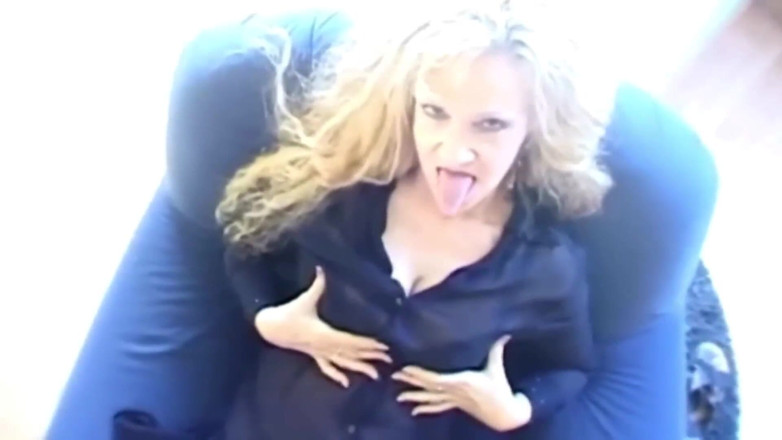 Mature Climax - 100% Mature Videos: Madura rubia chupando polla en casa