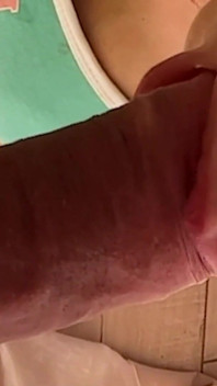 Gadis cantik ini pengen nyepong kontol ayah tirinya tapi dia malah nyepong kontolnya juga