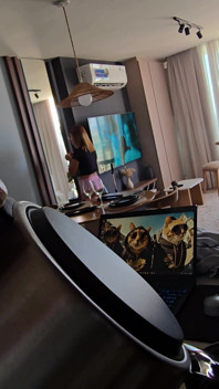 Mein Mann und ich hatten Spaß in einer gemieteten Wohnung: Oralsex auf dem Balkon mit Blick auf die Straße und Sex im Schlafzimmer.