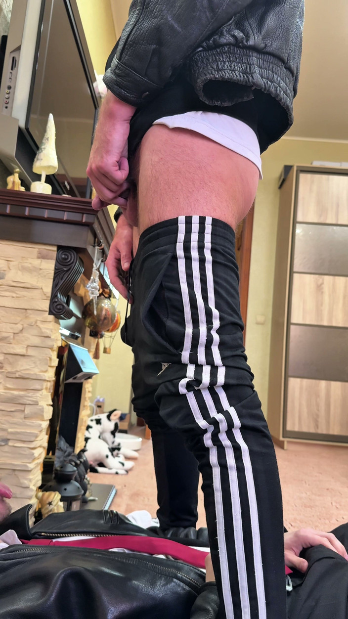 KinkySirius: Un tizio in giacca e giacca a un gopnik e...