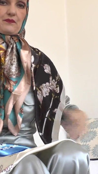 Üvey annenin yeni saten eşarpları seni azdırıyor! Her şey çok güzel parlıyor! Lady Victoria Valente