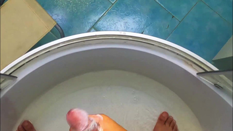 SexMamon: in bagno, acqua calda che corre sul corpo, vado in...