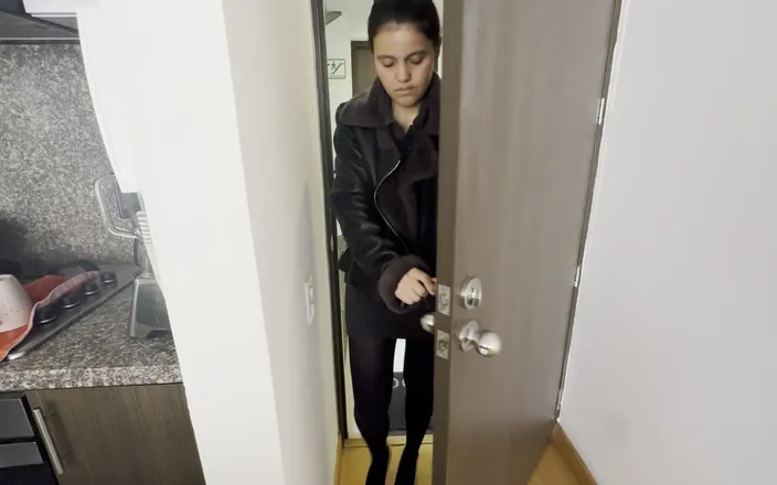 scarlettandc: Mi Esposa Llego Del Trabajo Sudorosa Con Su Vestido, Tacones...