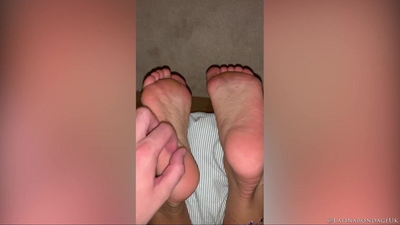 Latina Fetish: Latina è legata e solleticata sul letto! Latina è sul letto!