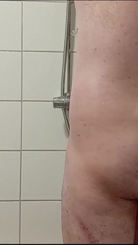 Molliger schwuler in der hotel-dusche