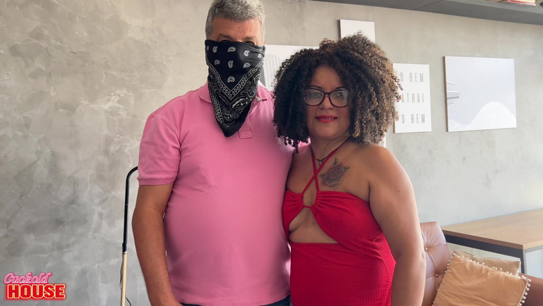 CuckoldHouse: Un uomo cornuto condivide la sua moglie matura con due...