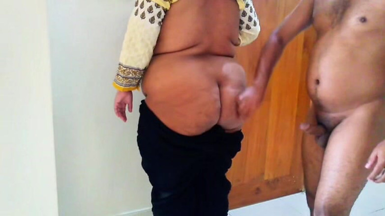 Aria Mia: 그녀의 몸을 가려움증하는 동안 이웃 바비를 돕는 남자, 그들은 그들의 성적 필요를 충족