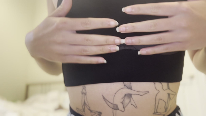 Felicity Azura: Šedé šortky na sexy Asiatce