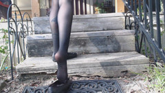 PandoraSG: Draußen fuß stampfen auf Treppe in Wohnungen