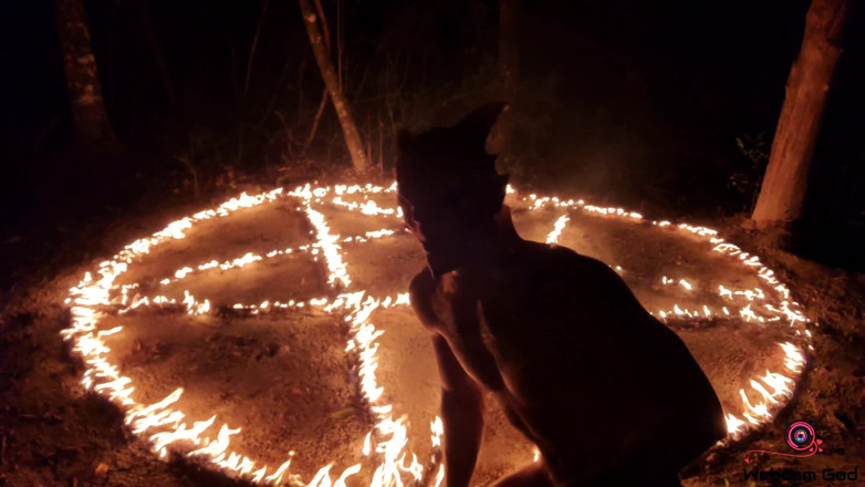 Arthur Eden aka Webcam God: Anel de fogo - O ritual (4K)
